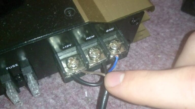 How to Connect a Car Amp to a Wall Plug